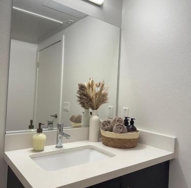 The Hollywood Blvd Loft FREE AND DESIGNATED PARKING