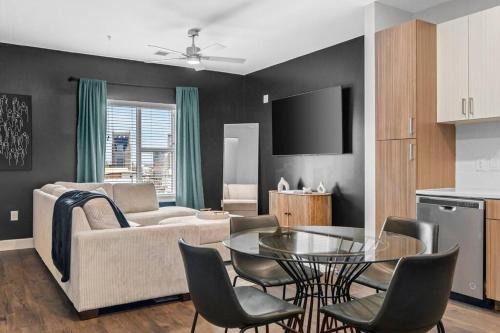 The Hollywood Suite The Gulch