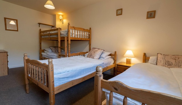 The Holmes Barn - Sleeps 16 - Pet friendly