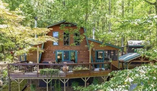 The Home Away Chalet✨ Views! Fire pit! Jacuzzi!