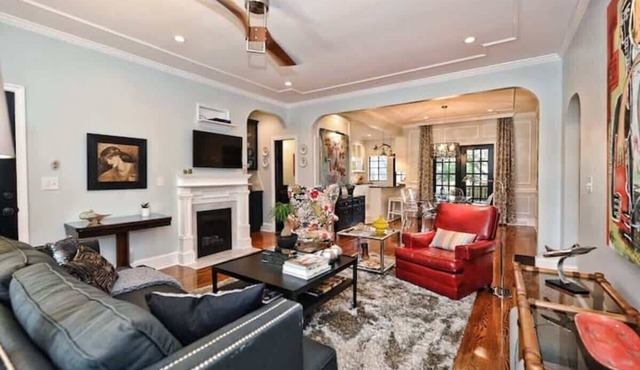 The Home Collection: 2 BR Unit in Myers Park near Atrium CMC & Uptown