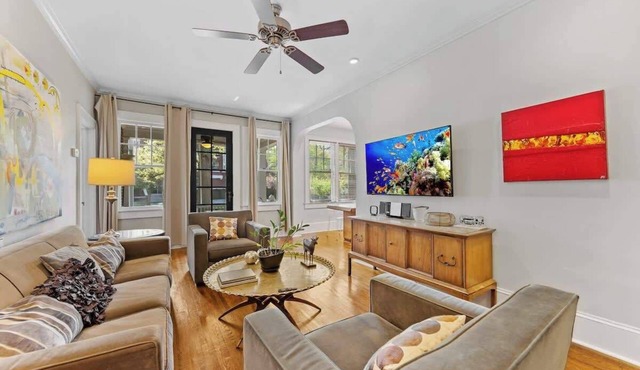 The Home Collection: Historic Myers Park 2BR w/Screened Porch & Patio