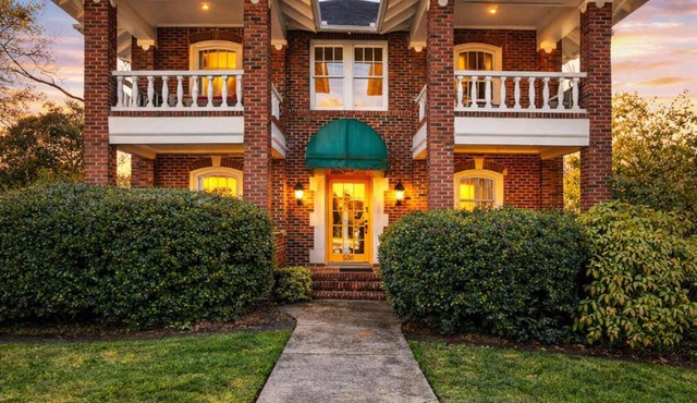 The Home Collection: Hawthorne 1BR King Suite | Private Balcony | Walk to Novant