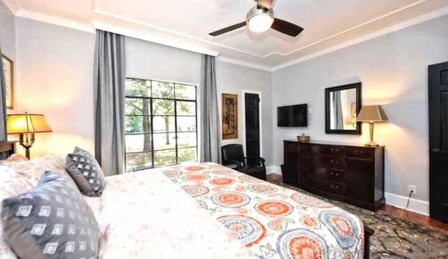 The Home Collection: Modern Myers Park Condo · Free Parking · Near Freedom Park
