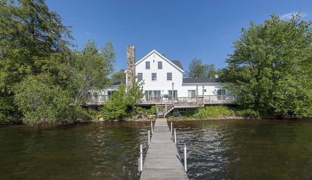 The Homestead: 14 bedroom lakehouse in scenic Catskills town by Red Cottage Inc.