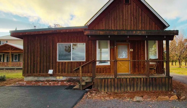 The Homestead a charming & historical 1-Bed/1-Bath-Trail Rides, Fishing, & Hikes