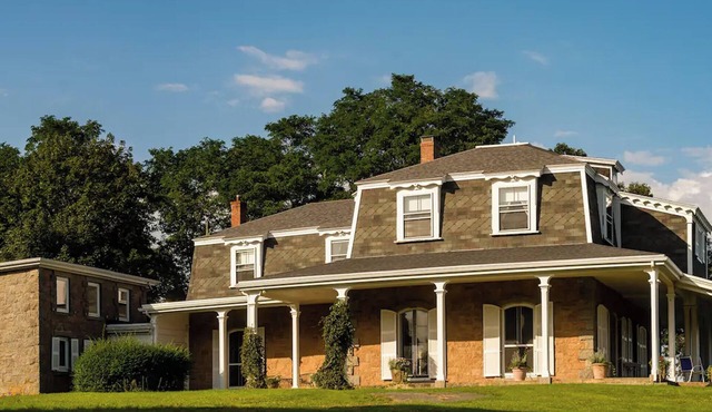 The Homestead: Elegant Victorian & Maids Quarters