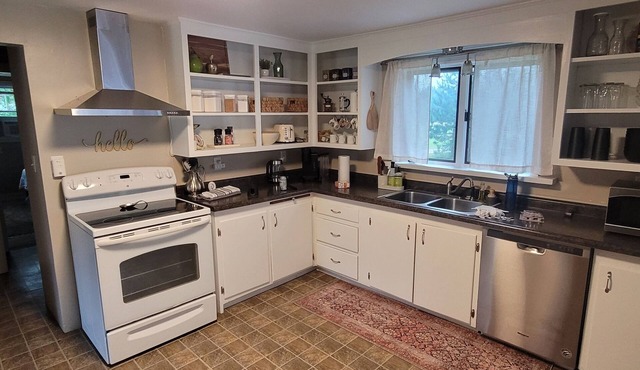 The Homestead - modern beauty, spacious, private, super clean!