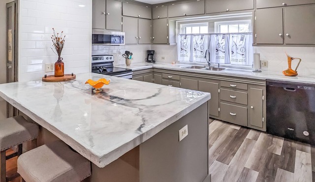 The Homestead on Main ~ walk to historic square