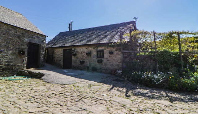 THE HOMESTEAD, romantic, character holiday cottage in Poundsgate