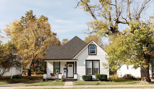 "The Homestead" UPSCALE STAY - Downtown with Yard