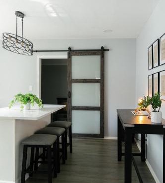 "The Homestead" UPSCALE STAY - Downtown with Yard
