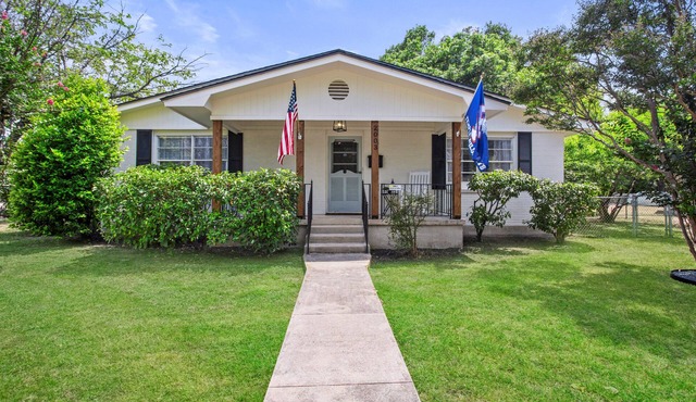 The Hometown Cottage is centrally located in the heart of Temple.