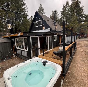 The Honey Bear Cabin Jacuzzi EV Friendly Renovated