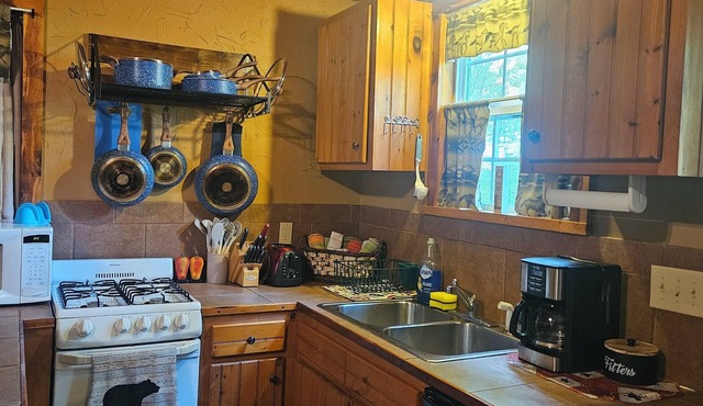 The Honey Hut next to Big South Fork NRRA with AC, wifi, and horse stalls.