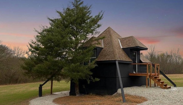 The Honey Pot: A Tiny Pyramid Suite-Outdoor Shower