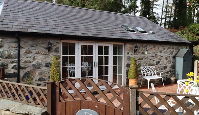 THE HONEY POT, pet friendly, with a garden in Garndolbenmaen