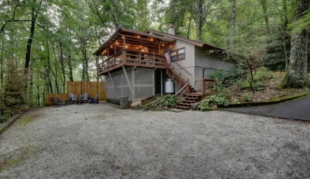The Honey Pot- peaceful cabin -fireplace and deck