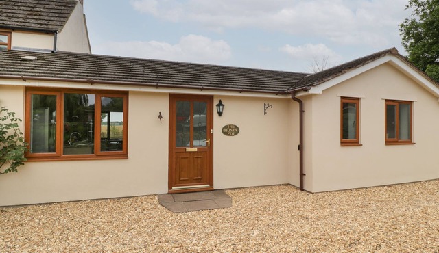 THE HONEY POT, romantic, with hot tub in Chepstow