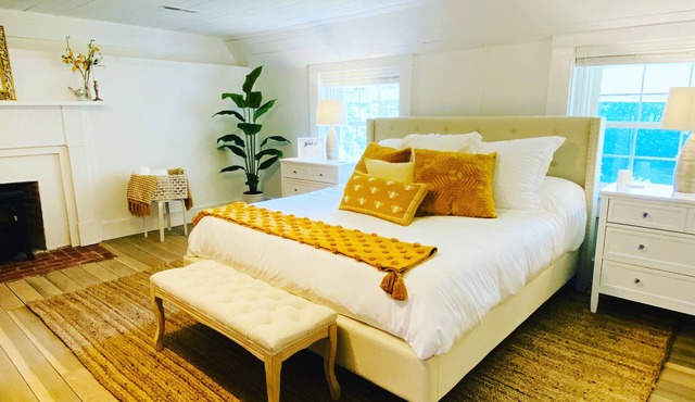 The Honey Room, 1840's Farmhouse Near Jack Daniels