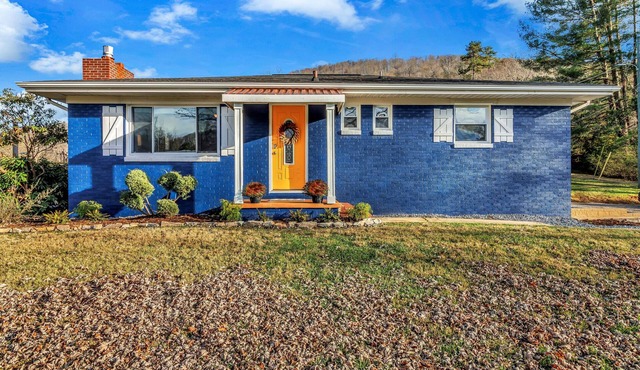 The Honeybee Cottage: Conveniently located close to Asheville