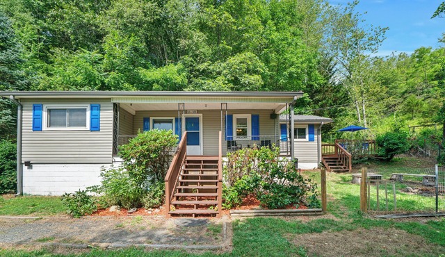 The Honeycomb Hideout-Charming 2-bedroom house in marvelous Bakersville