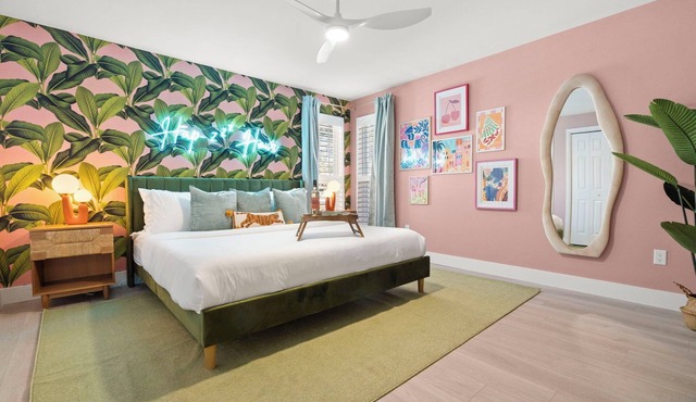 The Honeydew l Clearwater l Pool, Tiki Bar, Putting Green, Games l Pet Friendly