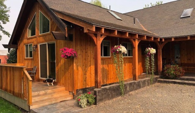 The Honeymoon Suite, hot tub, full kitchen