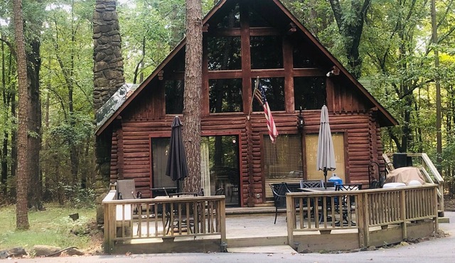"The Honeymooner" - a rustic, quaint little cabin. OPEN LABOR DAY WEEKEND