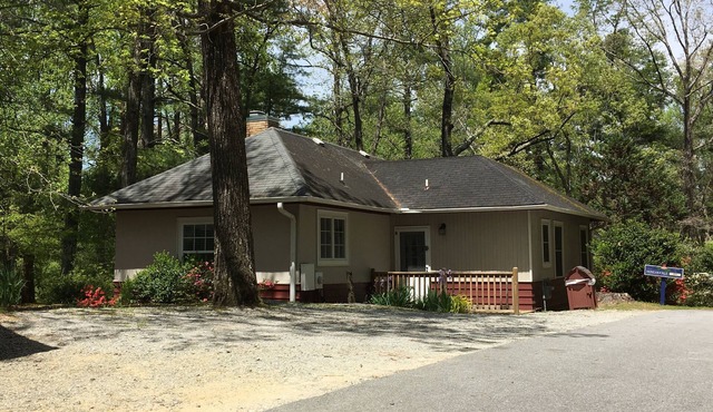 The Honeysuckle Cottage 2 bedroom 2 bath sleeps 5- Located in Flat Rock, NC