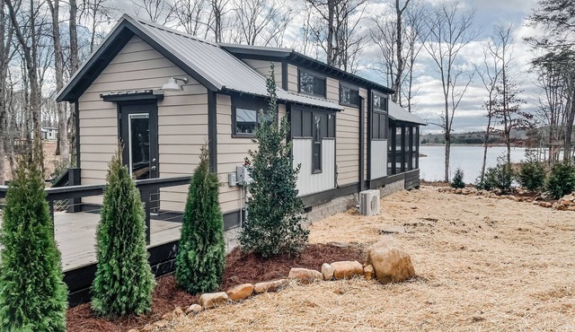 The Honeysuckle House - Tiny House, BIG Living!