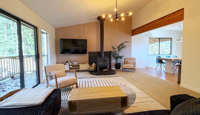 The Hoodhaus Modern Secluded Forest Stay