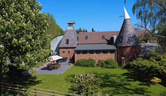 The Hop Kilns - Rural Rustic Charm with Luxurious Modern Comfort