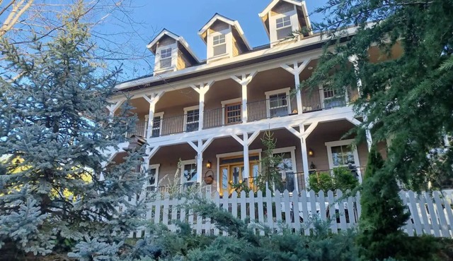 The Hopetoun House: A Colonial-style Country Retreat in Foresthill, CA