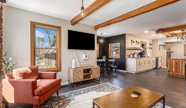 The Hopkins Hideaway - 40 Acres with trails, Arcades, Hot Tub, Fire Pit