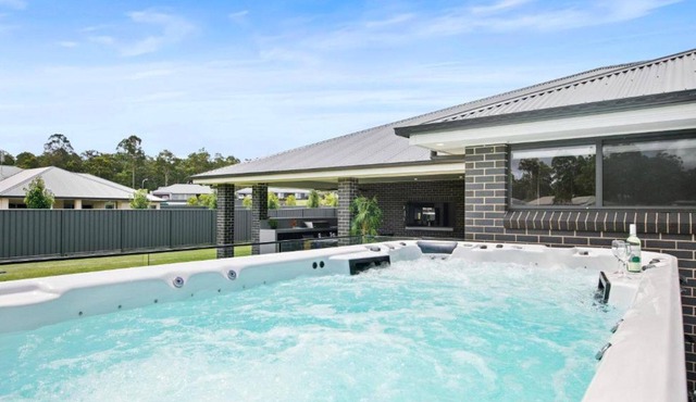 The Hot Tub Haven at Onyx Abode Style & Class and room for 15 guests