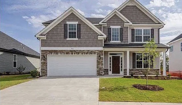 The Hot Tub Retreat- Spacious Charming Home in Canterbury Farms