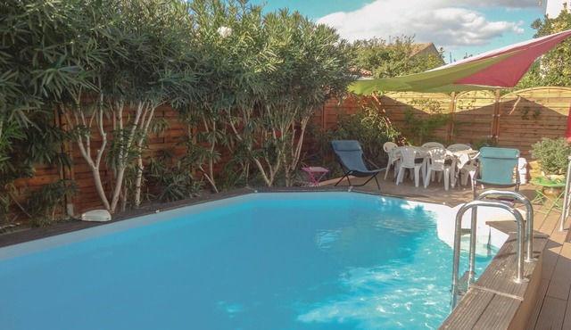 The house is modern, bright and has air conditioning.