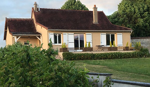 The house and its garden on the Burgundy Canal