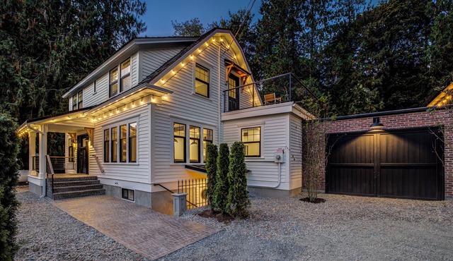 The House at Richardson Creek- 20 bed Amenity Rich Dutch Colonial Farmhouse