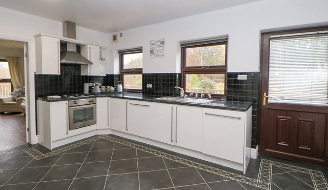 THE HOUSE AT THE SITWELL ARMS, pet friendly in Renishaw