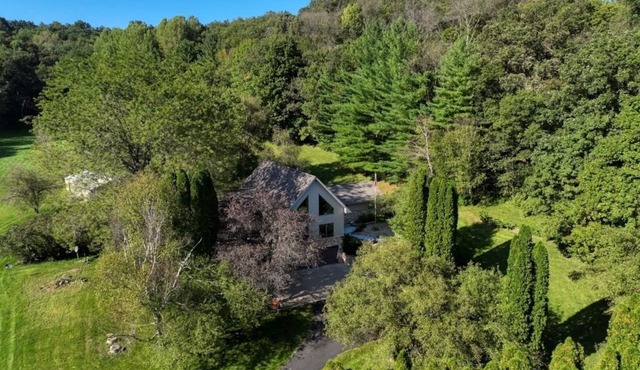 The House in the Valley - Family Retreat- Hot Tub, Sauna & Game Room
