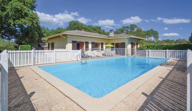 The house is modern, detached and located in a fenced garden.