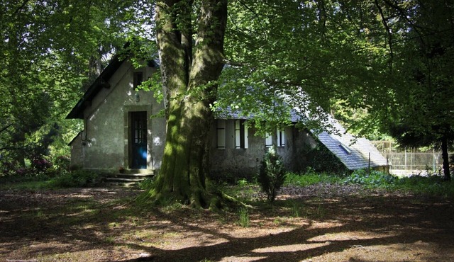 THE HOUSE OF THE GUARD/House of character on the banks of Lake Lampy