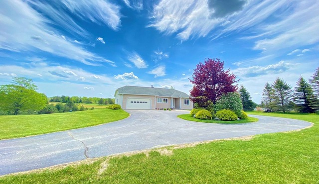 The House on a Hill at Mistwood- Golf course view, sleeps 14, Lake Ann, MI