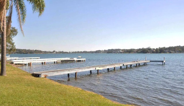 The House on the Lake @ Fishing Point, Lake Macquarie - honestly put the line in and catch fish