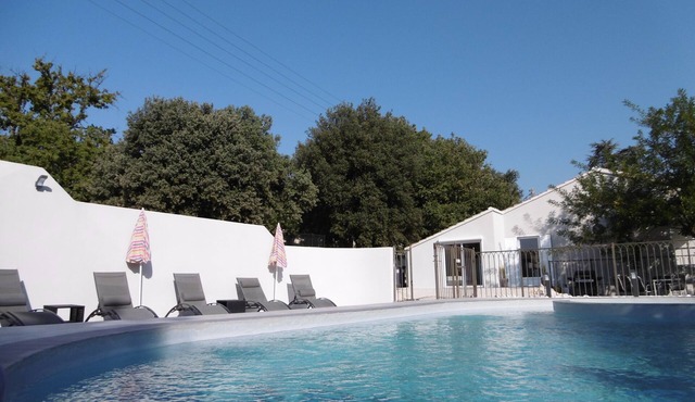 THE HOUSE UNDER THE OAKS WITH CONTEMPORARY DOUBLE POOL