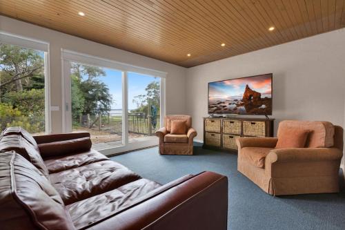 The House - Waterfront Retreat