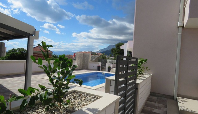 The house with 6 bedrooms, 5 bathrooms, 3 cakes, 3 single rooms and 3 living rooms, 2 terrace, pool, priv. park