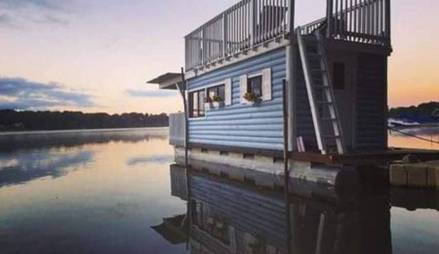 The Houseboat @ The Cottages on Petite Lake